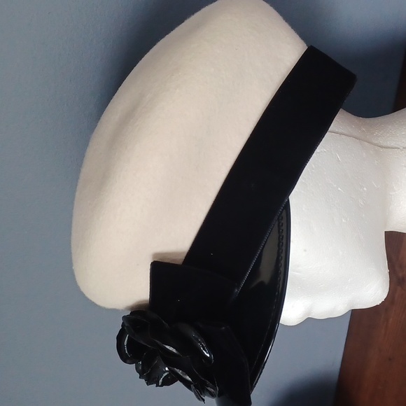 Eric Javits Cream Wool Beret with Black Velvet Flower Trim - Picture 2 of 15
